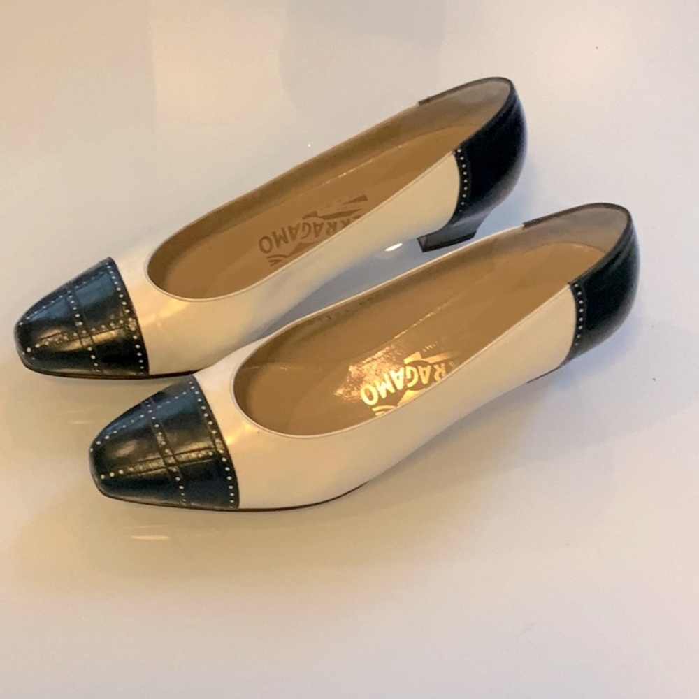 Vintage Salvatore Ferragamo low heels size 8.5 B in excellent condition